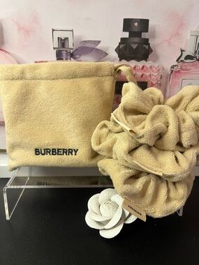 🆕BURBERRY Beige Knit Logo Scrunchie NWT ✨